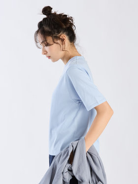 To b. by agnès b. 【Outlet】メッセージ プリント 半袖 Tシャツ "Le premier qui voit la mer" ライトブルー