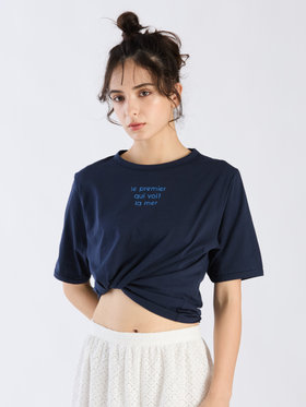 To b. by agnès b. 【Outlet】メッセージ プリント 半袖 Tシャツ "Le premier qui voit la mer" ネイビー