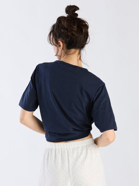 To b. by agnès b. 【Outlet】メッセージ プリント 半袖 Tシャツ "Le premier qui voit la mer" ネイビー