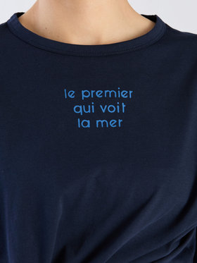 To b. by agnès b. 【Outlet】メッセージ プリント 半袖 Tシャツ "Le premier qui voit la mer" ネイビー