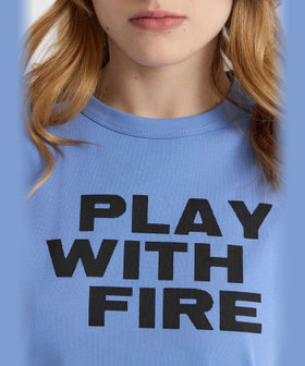 FEMME ウィメンズ プリント コットン 半袖 Tシャツ "Play with Fire" ブルー