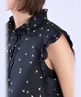 To b. by agnès b. ミニフラワー コットン ノースリーブ フリル ブラウス ブラック