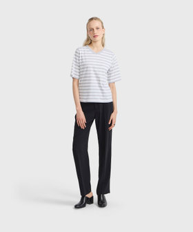 FEMME ウィメンズ 細ボーダー コットン Vネック 半袖 Tシャツ "Raya" グレー