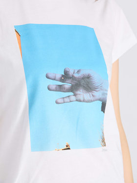 FEMME ウィメンズ プリント コットン 半袖 アーティスト Tシャツ "Jiro Konami" ホワイト