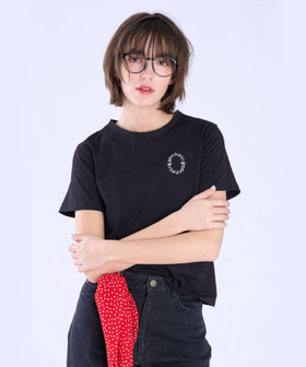 To b. by agnès b. メッセージ 刺繍 コットン 半袖 Tシャツ "Bonheur" ブラック