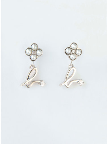 "b."ロゴ フラワーモチーフ パール ピアス "Double bloom"