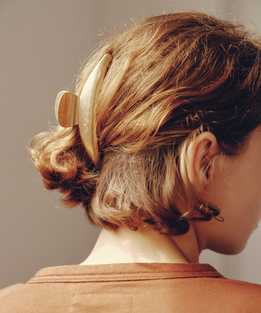 To b. by agnes b.× green label relaxing ロゴ ヘアクリップ