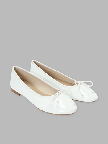 バレーシューズ