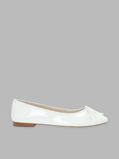 バレーシューズ