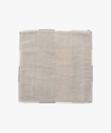 "b."ロゴ タイル柄 ハンカチ