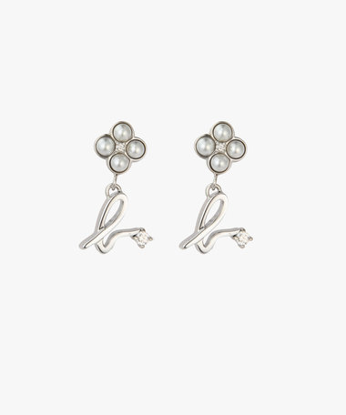 "b."ロゴ フラワーモチーフ パール ピアス "Double bloom"