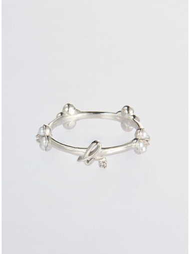 "b."ロゴ フラワーモチーフ パール リング "Double bloom"